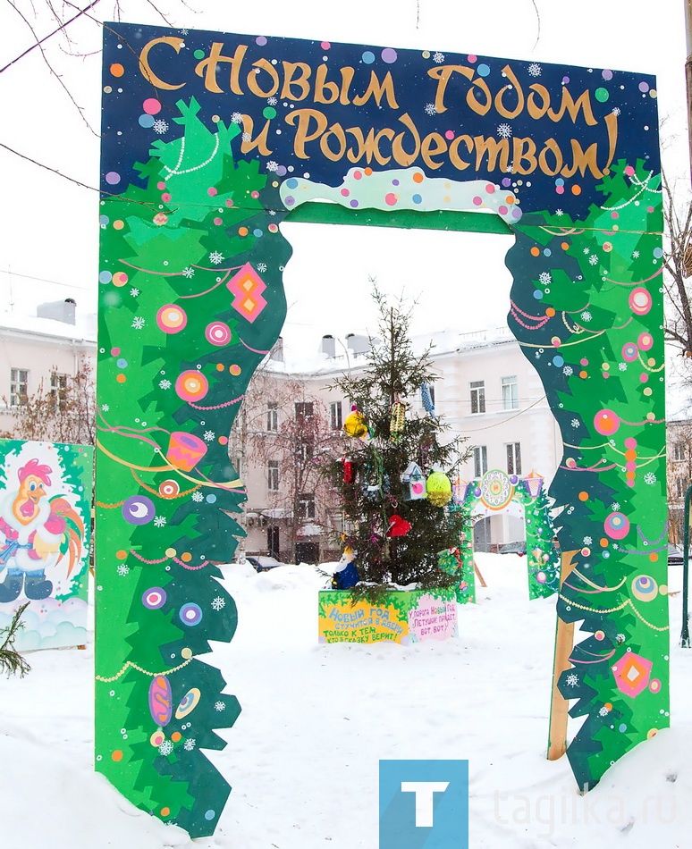 Требовать от других проще, чем самому взяться за дело, жалобщиков во все инстанции в Тагиле сотни, но это не случай нашего читателя. Красоту для совершенно чужих людей Анатолий Александрович создает и собственными руками: много лет подряд на общественных началах с помощниками-дворниками возводит снежный городок. Правда, не в своем дворе, а в соседнем. Там другая управляющая компания, она инициативного тагильчанина ценит и его идеи всячески поддерживает, да и места здесь гораздо больше. 