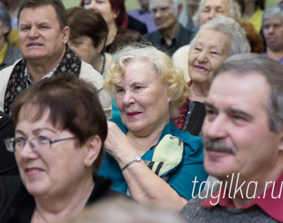 Совет ветеранов. Конкурс Новогодней игрушки .Спектакль "Теремок".