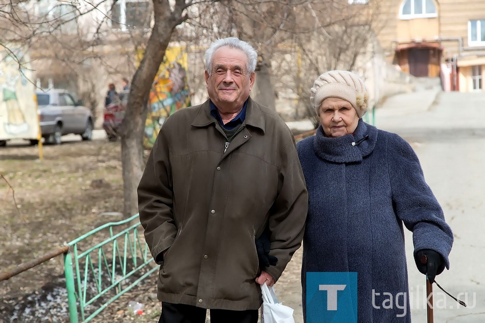 Нина Алексеевна с супругом часто гуляют в Театральном сквере.

- Нам, жителям 66-го дома, особенно обидно! – не смогла сдержать эмоций позвонившая в редакцию читательница. – Сколько неудобств нам доставили строители за время ремонта: все лето из-за шума и пыли мы не могли открыть окна. Успокаивали себя тем, что делают хорошее дело, будет красиво. И что теперь? Все разваливается! Ради чего мы страдали?! 