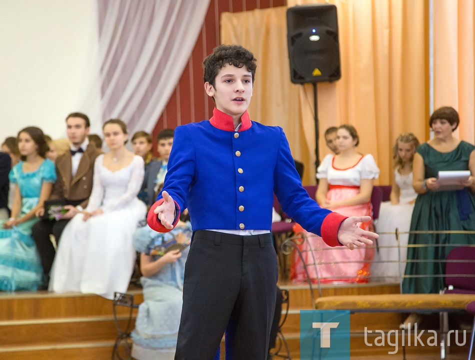 Очень жаль только, что актовый зал, где проводятся балы, вмещает небольшое количество зрителей. А недостатка в них нет и быть не должно, потому что подобный проект – золотое наглядное пособие для учителей тагильских школ, лицеев и гимназий. Как мне кажется, в дальнейшем стоит подумать о выборе другой площадки – более просторной или изысканной. Например, о Демидовской даче, антураж которой будет созвучен атмосфере этого восхитительного бала.

Наталья ДУЗЕНКО.
Фото Сергея КАЗАНЦЕВА.

