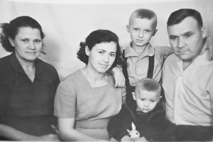 Война и мир семьи Тучковых
Семья Тучковых. Слева направо: Евдокия Григорьевна, Ганна,
сыновья Александр и Владимир, глава семьи Иван Митрофанович.