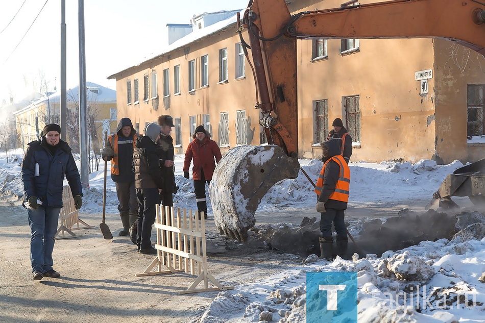 Как сообщили в МУП «Горэнерго», большинство домов оперативно переключили на соседнюю насосную, без горячей воды вчера оставались жители семи двухэтажек улицы Тимирязева, расположенных в месте локализации аварийных работ.
Там, рядом с домами №40 и 36 (офисом ЖЭКа №7) около полудня и вскрывали трассу. Кстати, проезд между ними был асфальтирован или утрамбован сколом – покрытие пришлось разбивать ковшом.