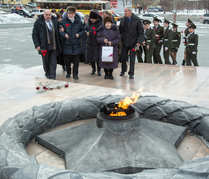 В память о защитниках Сталинграда
Ветераны и молодежь возлагают цветы к Вечному огню на площади Славы. 