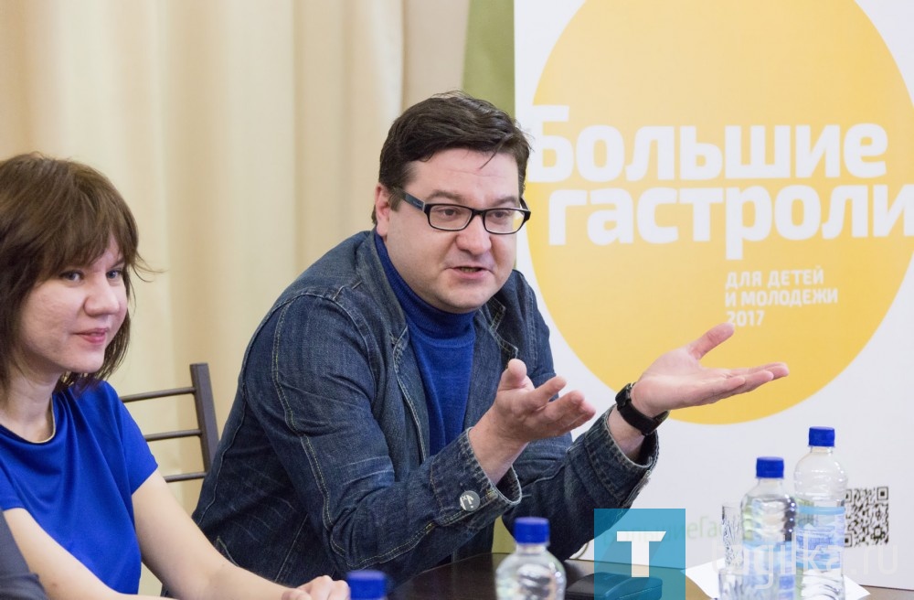 А еще московские гости поблагодарили всех за радушный и профессиональный прием, за то, что при первых прогонах не возникло технических проблем, как это было в других городах. Заведующий труппой Виктор Скрябин признался, что с завистью смотрел на здание тагильского театра, так как в столице это уже роскошь и театры часто располагаются в жилых домах.

Людмила Погодина
Фото Сергея Казанцева