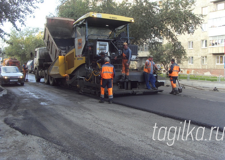 На прошлой неделе специалисты МУП «Тагилдорстрой» начали укладку выравнивающего слоя асфальта на улице Красноармейской. Ведутся работы на участке от перекрестка с Черных в сторону Космонавтов.