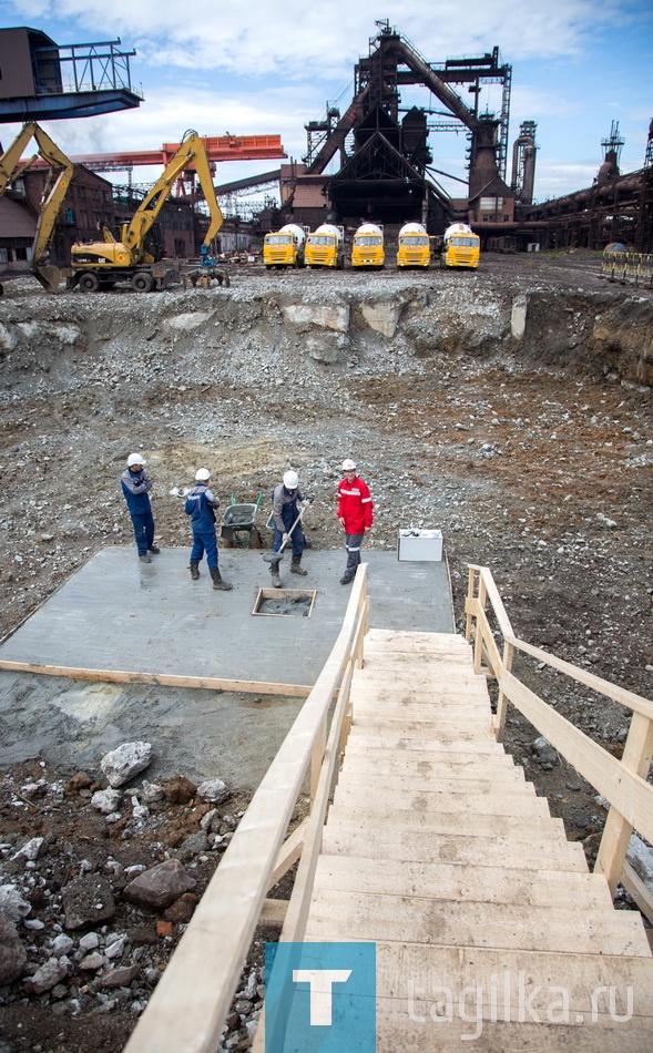 Установка памятной доски на месте строительства доменной печи N 7.