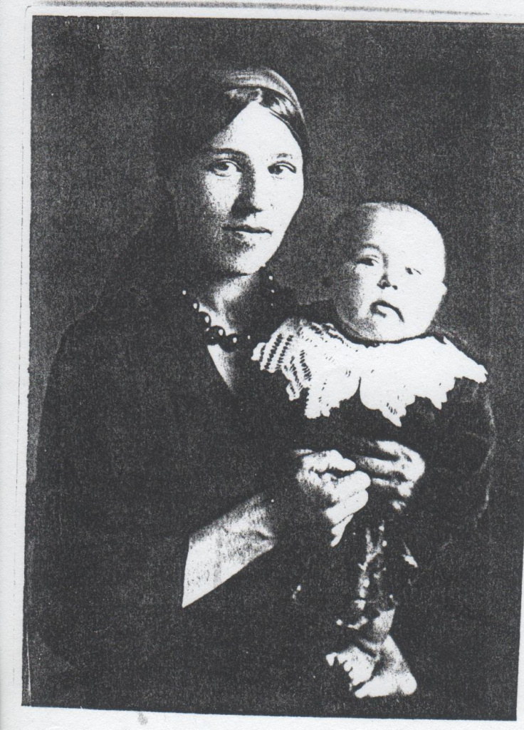 1-Семья Фахротдинова Нагритдина -Жена Марзия и дочь Фаина.jpg