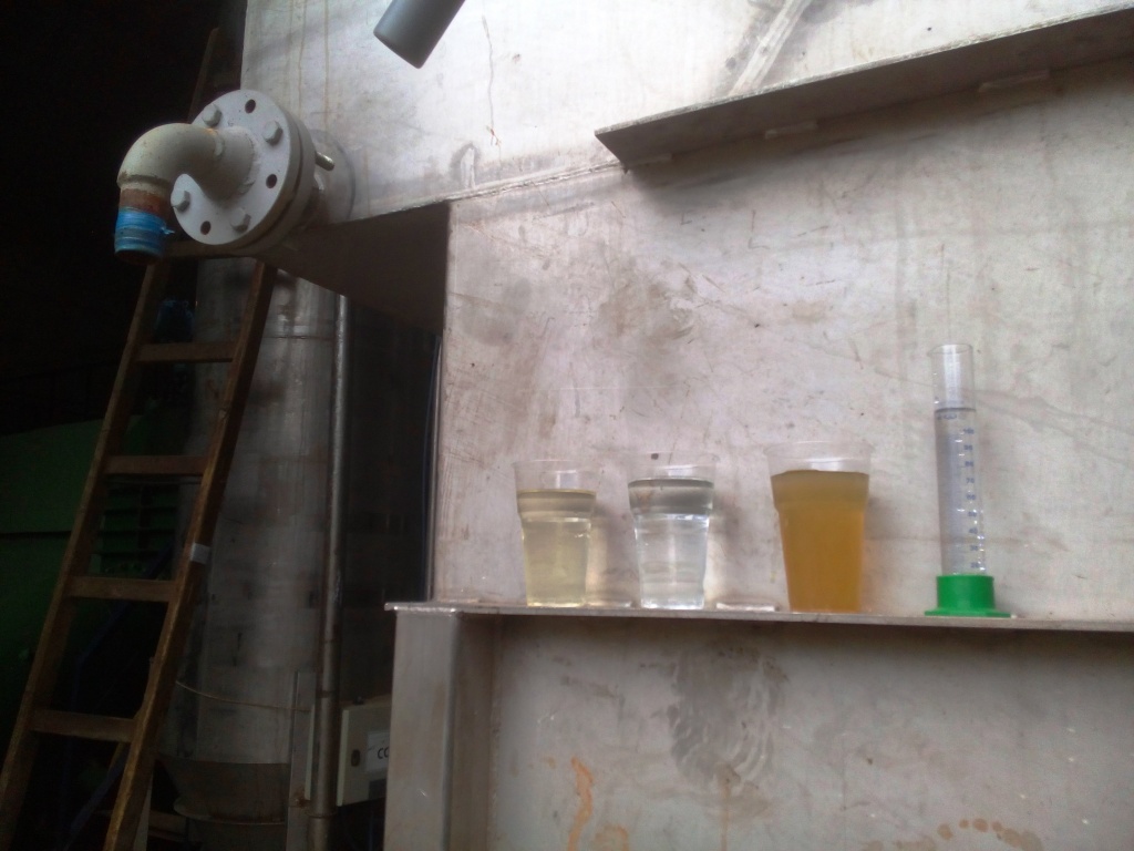 исходная вода очищенная и смесь с осадком.jpg