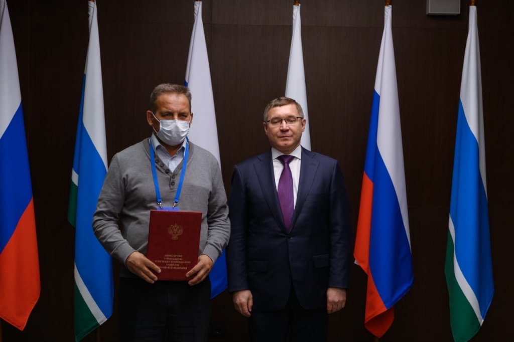 Начальник участка МУП Тагилдорстрой Александр Решетников и министр строительства и жилищно-коммунального хозяйства РФ Владимир Якушев.jpg