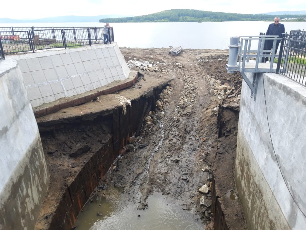 водоспуск без воды, видны деревянные конструкции.jpg