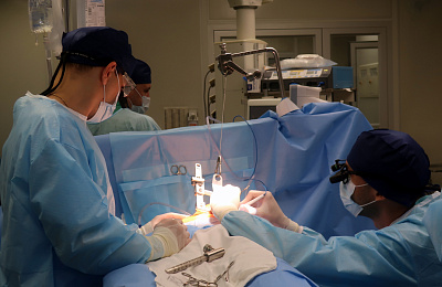 Свердловские кардиохирурги начали выполнять коронарное шунтирование через небольшой разрез