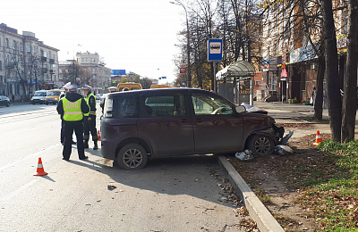 В Нижнем Тагиле на проспекте Ленина иномарка врезалась в дерево. В машине находились дети 