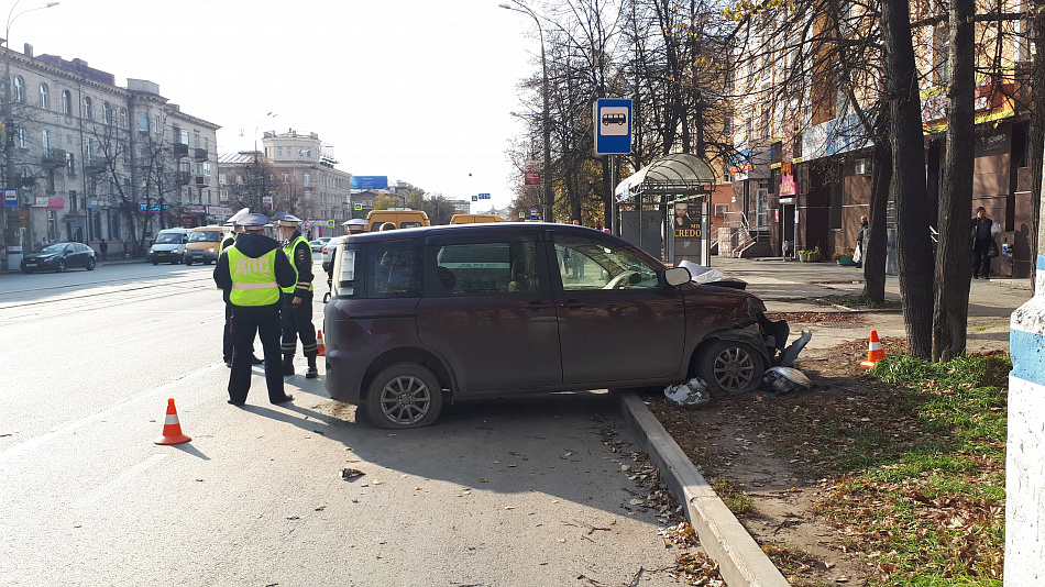 В Нижнем Тагиле на проспекте Ленина иномарка врезалась в дерево. В машине находились дети 