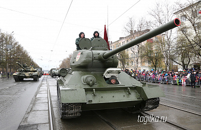 Парад Победы открылся приветствием представителей Нижнетагильского гарнизона, кадетов, юных моряков