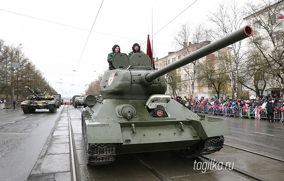 Парад Победы открылся приветствием представителей Нижнетагильского гарнизона, кадетов, юных моряков