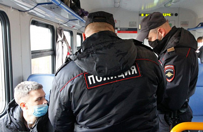 Контроль за соблюдением масочного режима усилен в пригородных поездах СвЖД
 
