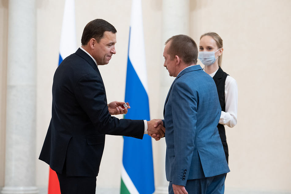 Губернатор Евгений Куйвашев вручил тагильчанам заслуженные награды