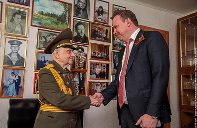 Владислав Пинаев встретился со знаменосцами Парада Победы