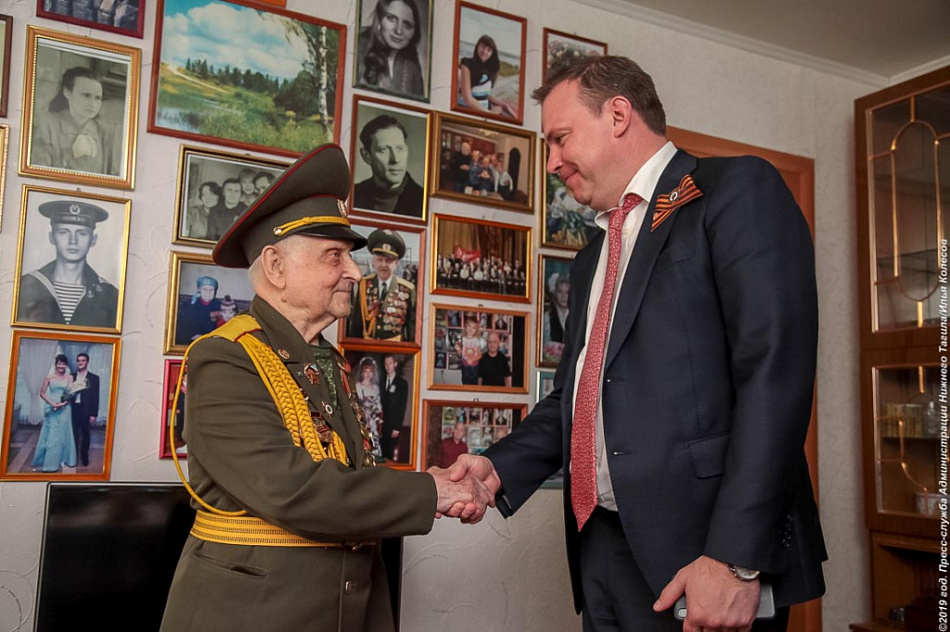 Владислав Пинаев встретился со знаменосцами Парада Победы