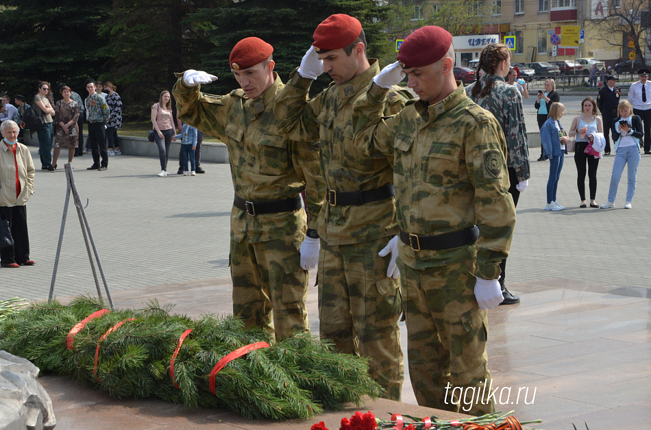 На площади Славы состоялось возложение цветов