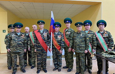 А на плечах у нас - зеленые погоны