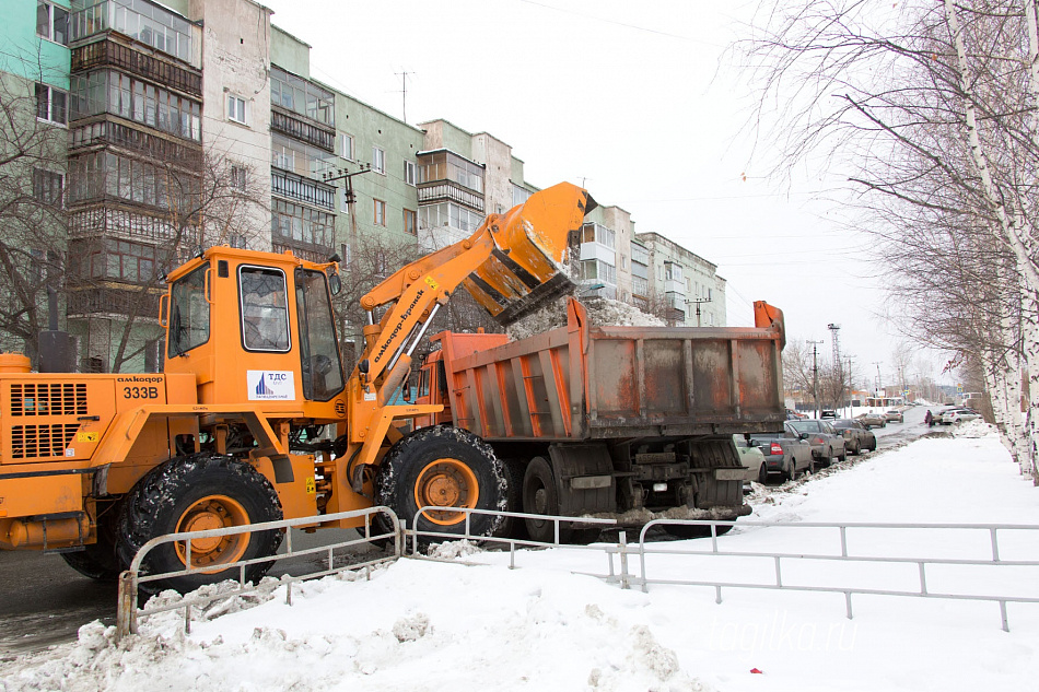 В Нижнем Тагиле вывозят снег 