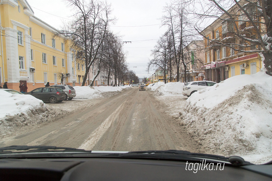 Перед Новым годом дорожники работают круглосуточно