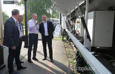 Мэр Нижнего Тагила посетил стенд Уралвагонзавода на Международном железнодорожном салоне 