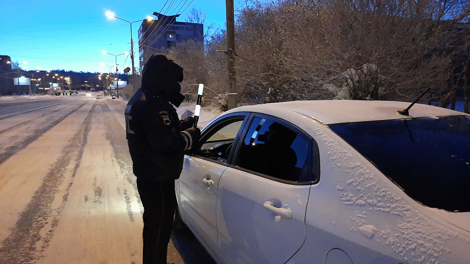 В Нижнем Тагиле инспекторы ГИБДД проверили автотранспорт на «тонировку»