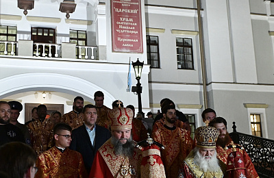 Евгений Куйвашев вместе с десятками тысяч верующих пришёл на Божественную литургию в Царские дни