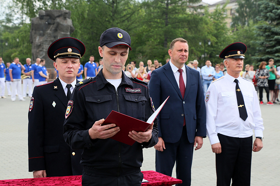 Сегодня в Нижнем Тагиле более 200 молодых полицейских приняли торжественную присягу