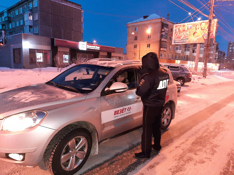 В Нижнем Тагиле инспекторы ГИБДД проверяют такси