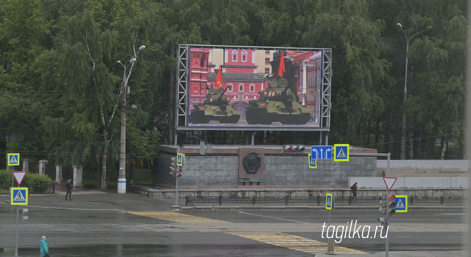 В центре Нижнего Тагила транслируют Парад Победы
