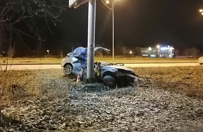 В Нижнем Тагиле погибли два пассажира машины, которая врезалась в столб