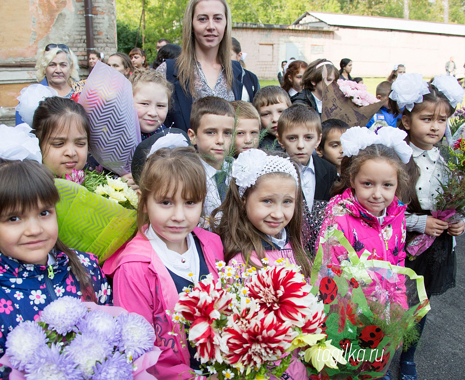 В тагильской школе № 65 прошла праздничная линейка