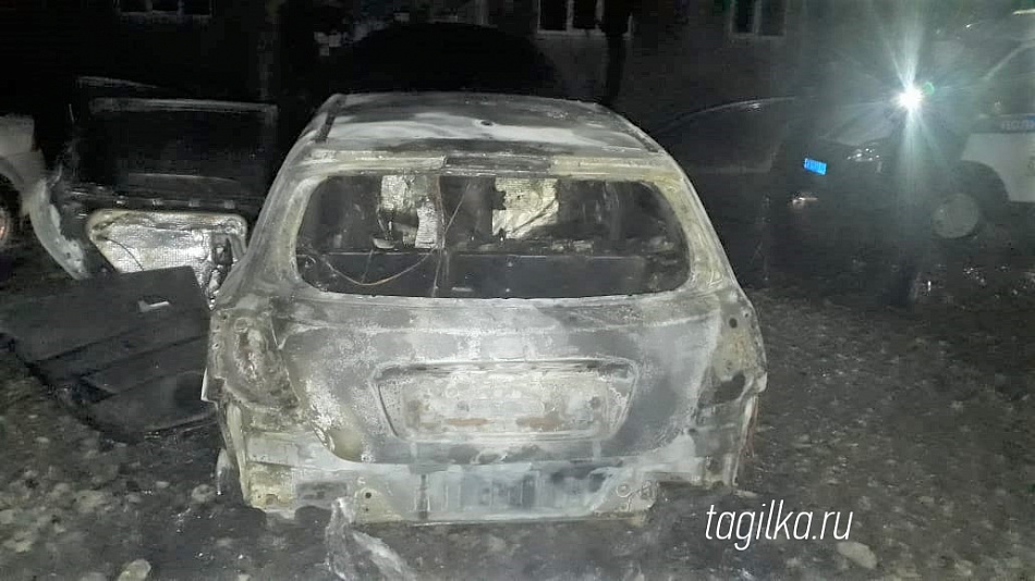 Подожгли один автомобиль, а пострадали пять. Во дворе дома на ГГМ произошел пожар  