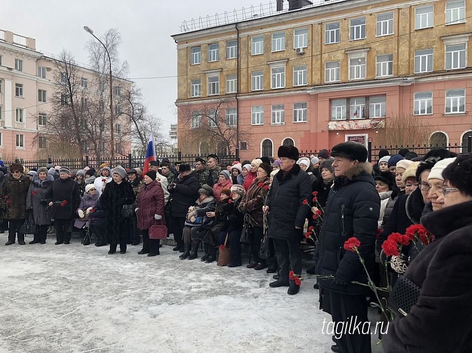 В честь Героев России тагильчане собрались на митинг