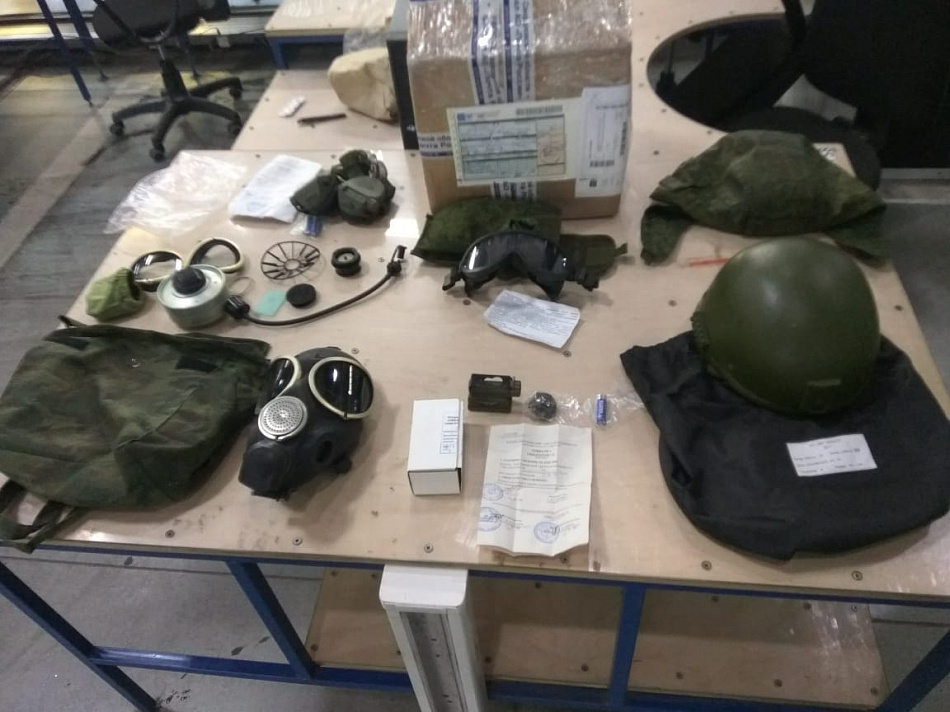 Таможенники Кольцово пресекли попытку контрабанды военной экипировки и прицелов