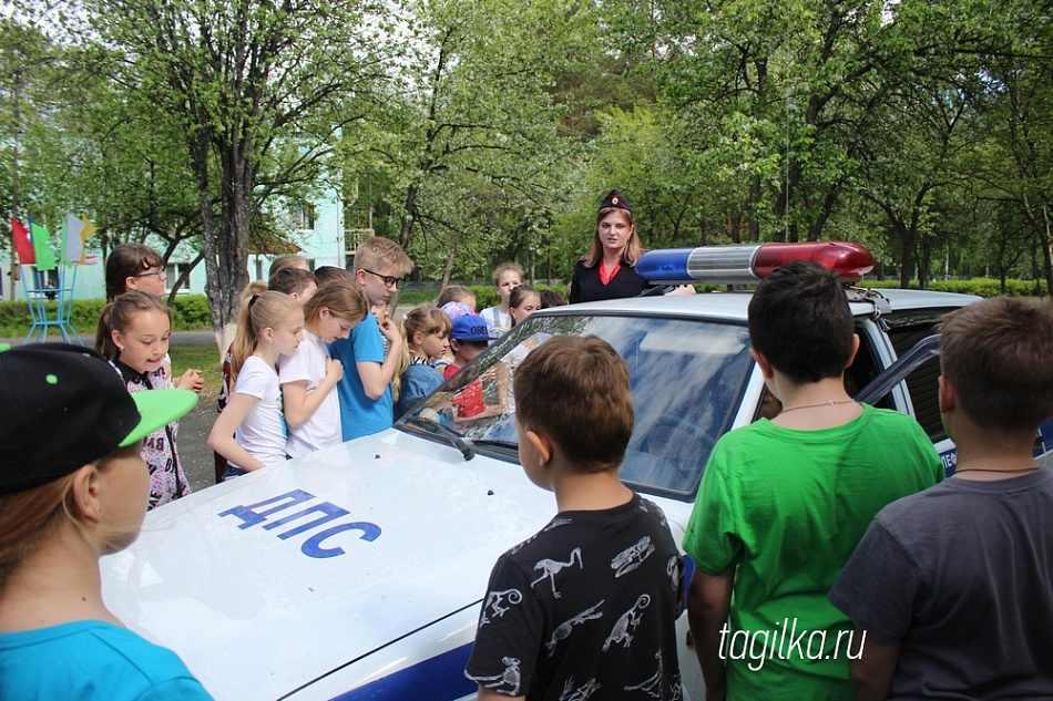 Квест на знания правил безопасности провели стражи порядка для отдыхающих в лагере «Уральский огонек»