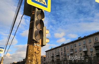 На проспекте Ленина около кинотеатра «Родина» устанавливают светофоры