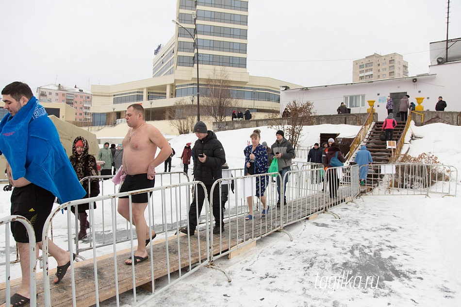 Крещение в Нижнем Тагиле: поток верующих не прекращается