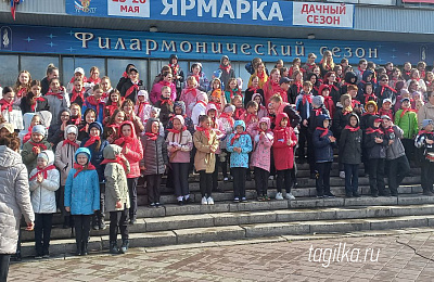 Детский хор поздравил тагильчан с днем пионерии