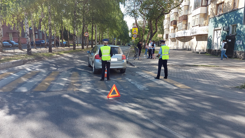 В Нижнем Тагиле легковушка столкнулась с велосипедом на пешеходном переходе