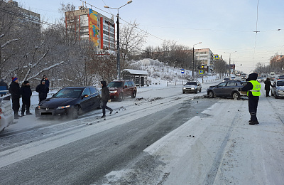 В Нижнем Тагиле столкнулись две иномарки: одна выехала на встречку, вторая двигалась на запрещающий сигнал светофора