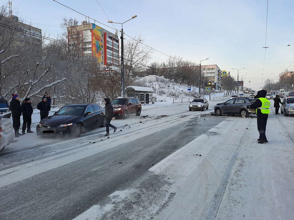 В Нижнем Тагиле столкнулись две иномарки: одна выехала на встречку, вторая двигалась на запрещающий сигнал светофора