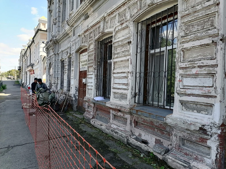 Идет ремонт фасада здания, в котором размещается редакция «Тагильского рабочего»