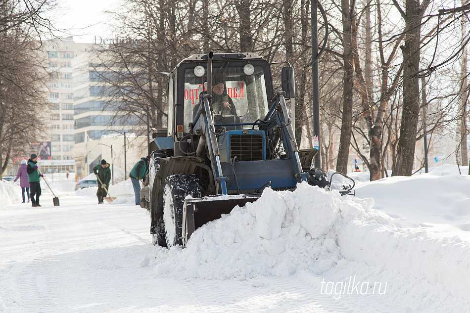 В Нижнем Тагиле усилена работа по уборке и вывозу снега с улиц