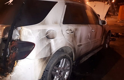 В Нижнем Тагиле сгорел Mercedes, причина - поджог

