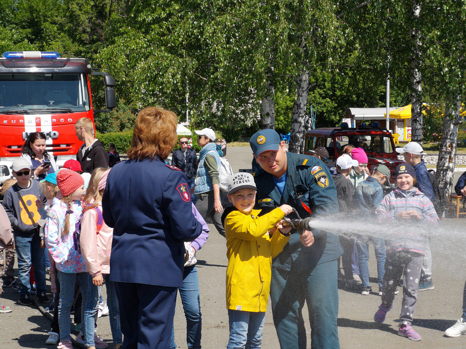 Пожарные организовали в парке Бондина интерактивную площадку «Мир безопасности»