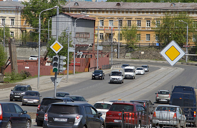 На плотине идет карточный ремонт дороги